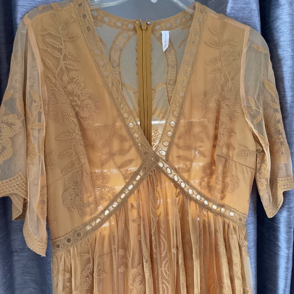 Pink Blush maternity dress. Size Medium. Mustard yellow. Great condition!